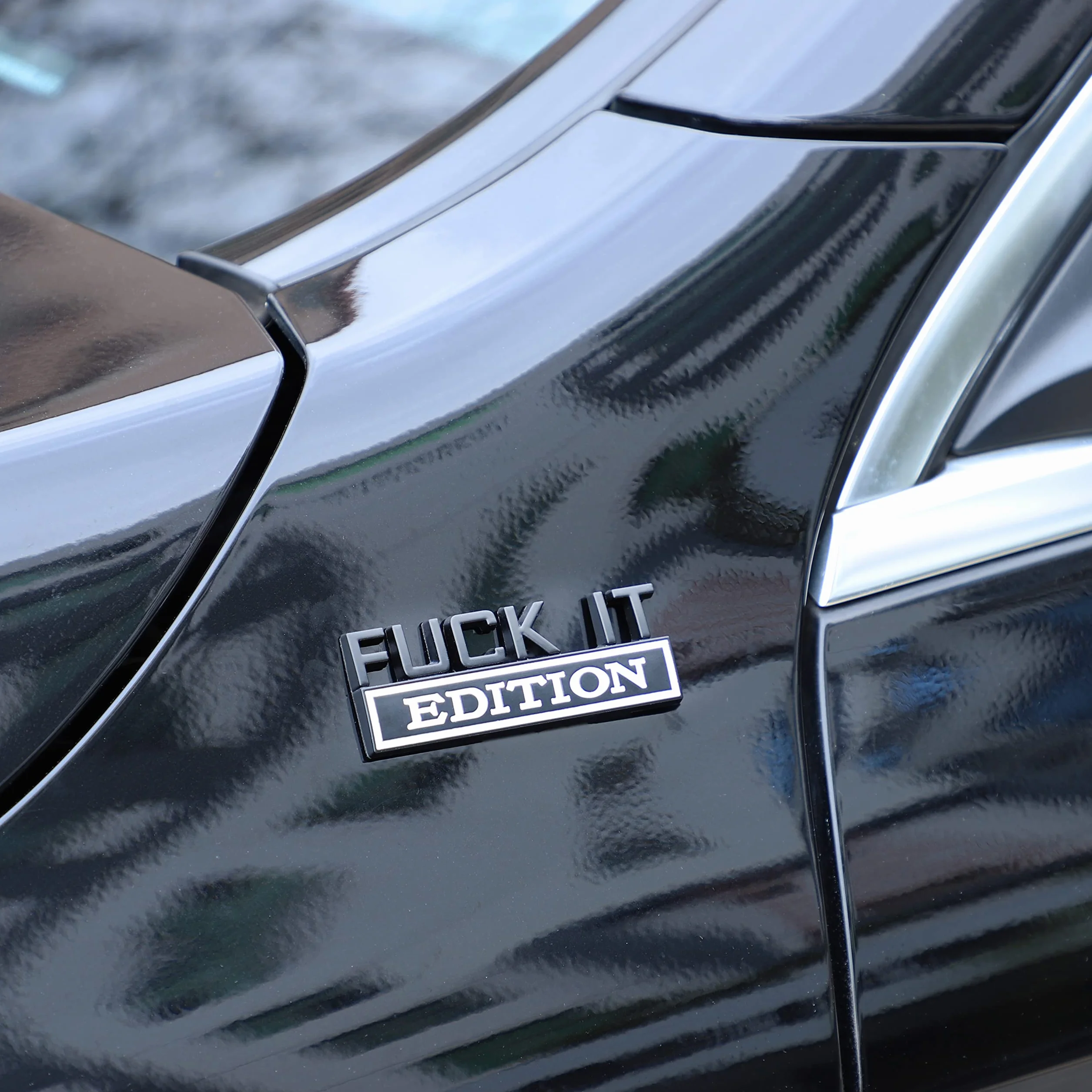 2 szt. Fuck It Edition emblemat kij odznaka błotnik znaczek naklejka na samochody ciężarowe motocykle bagaż SUV (CZARNY BIAŁY)