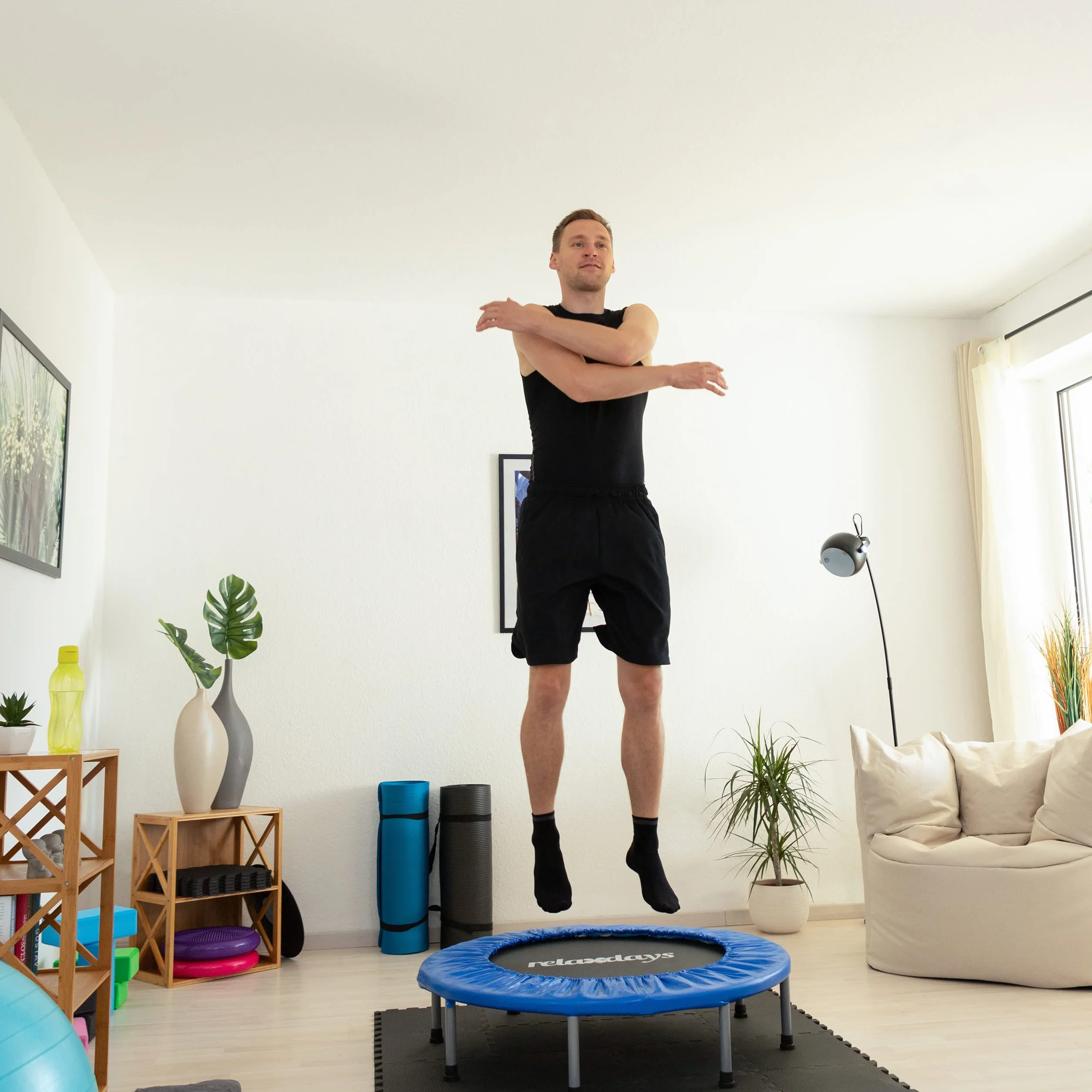 Relaxdays Składana trampolina, wewnątrz, fitness, wys. x szer. x gł.: 22 x 95 x 95 cm, maksymalna waga użytkownika 100 kg, niebiesko-czarna