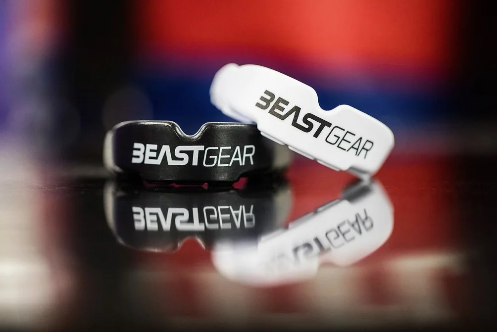 Beast Gear Sportowa osłona zębów - Protezione Denti e Mascella, Adatto per Boxe, Paradenti MMA, Rugby, Calcio, Hockey con Custodia Igienica, dla dorosłych i nastolatków (11+)