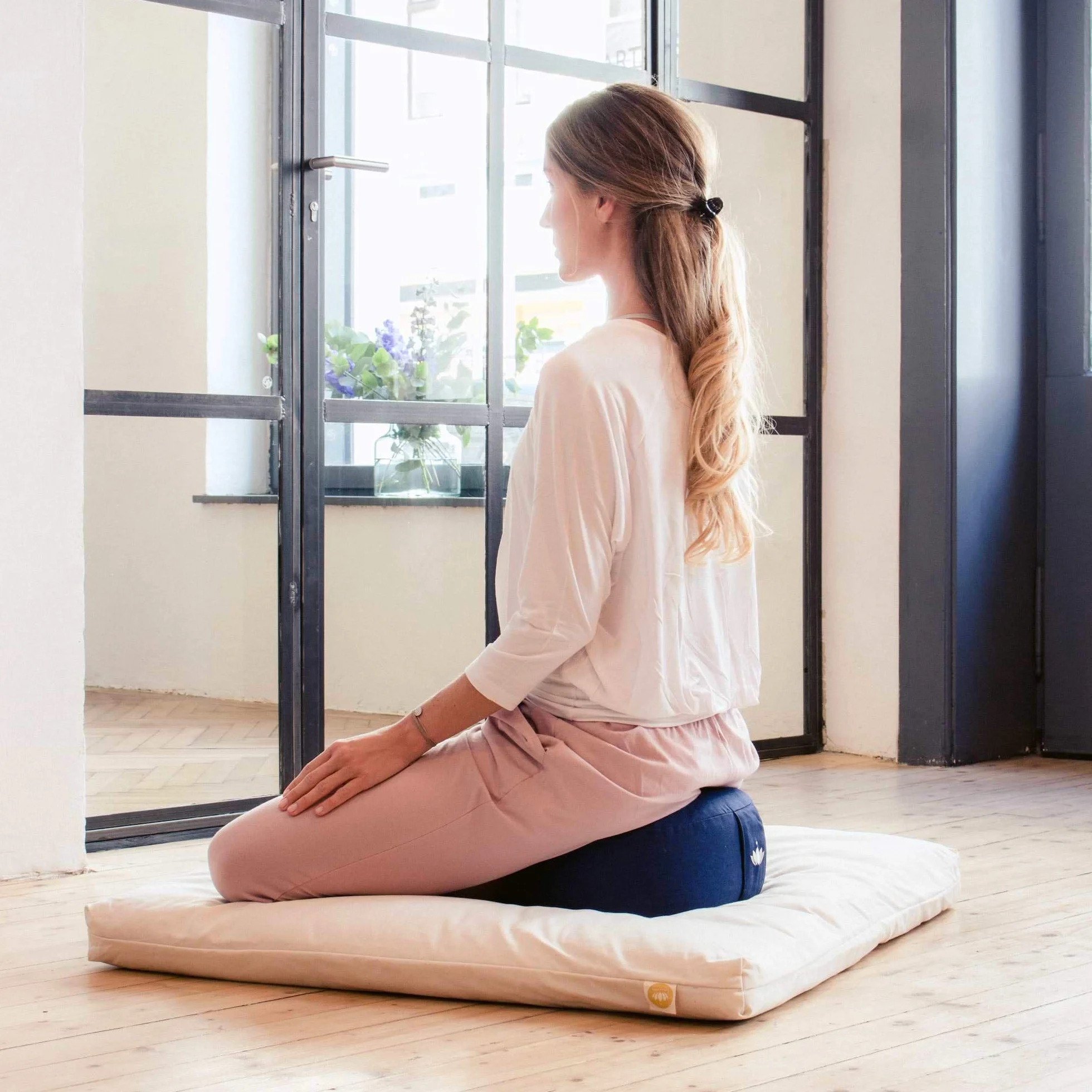 Lotuscrafts Poduszka do medytacji Yoga Lotus - Wysokość 15 cm - Wypełnienie orkiszowe - Pokrycie z nadającej się do prania bawełny - Okrągłe zafu na podłogę - Medytacja Cushion - Certyfikat Gots