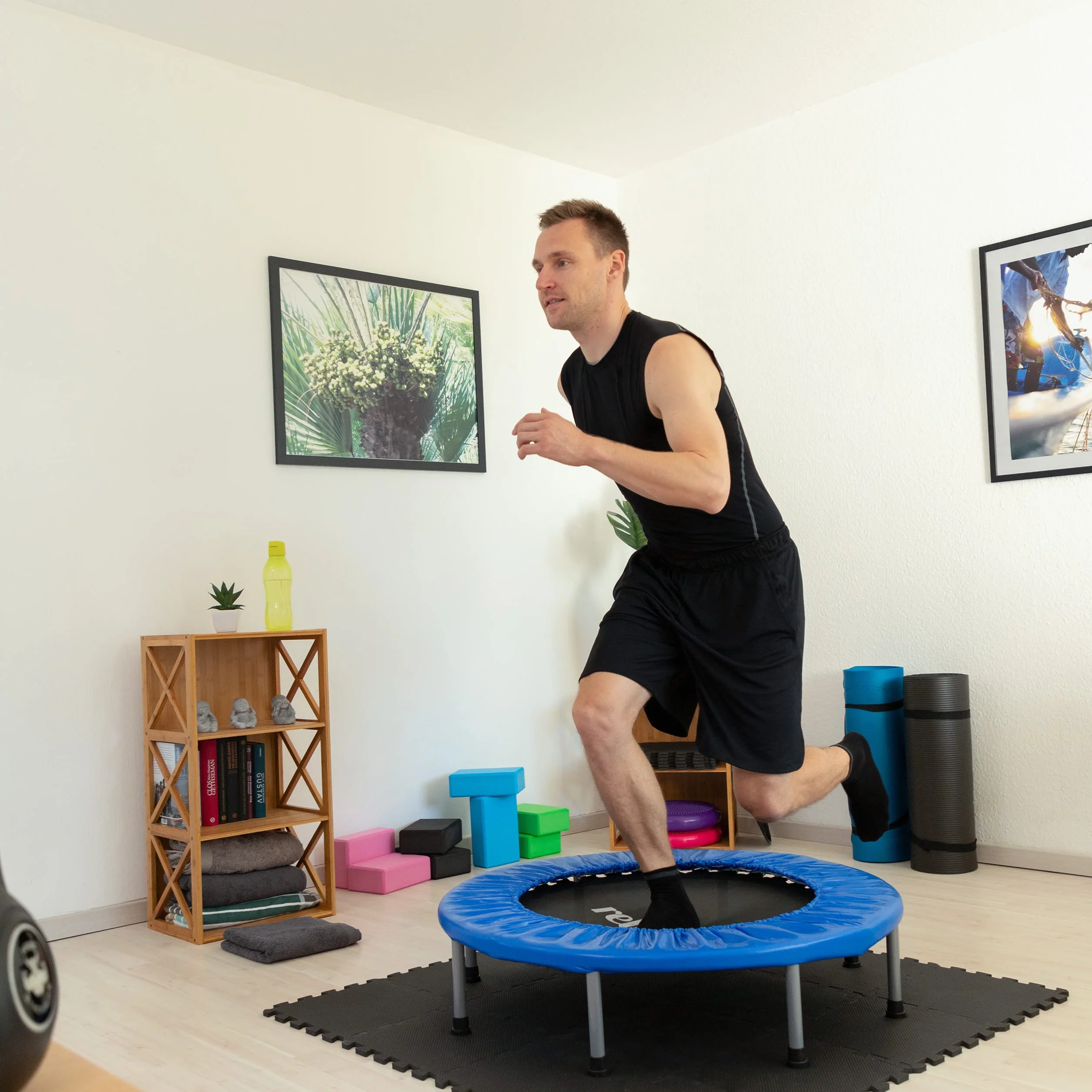 Relaxdays Składana trampolina, wewnątrz, fitness, wys. x szer. x gł.: 22 x 95 x 95 cm, maksymalna waga użytkownika 100 kg, niebiesko-czarna