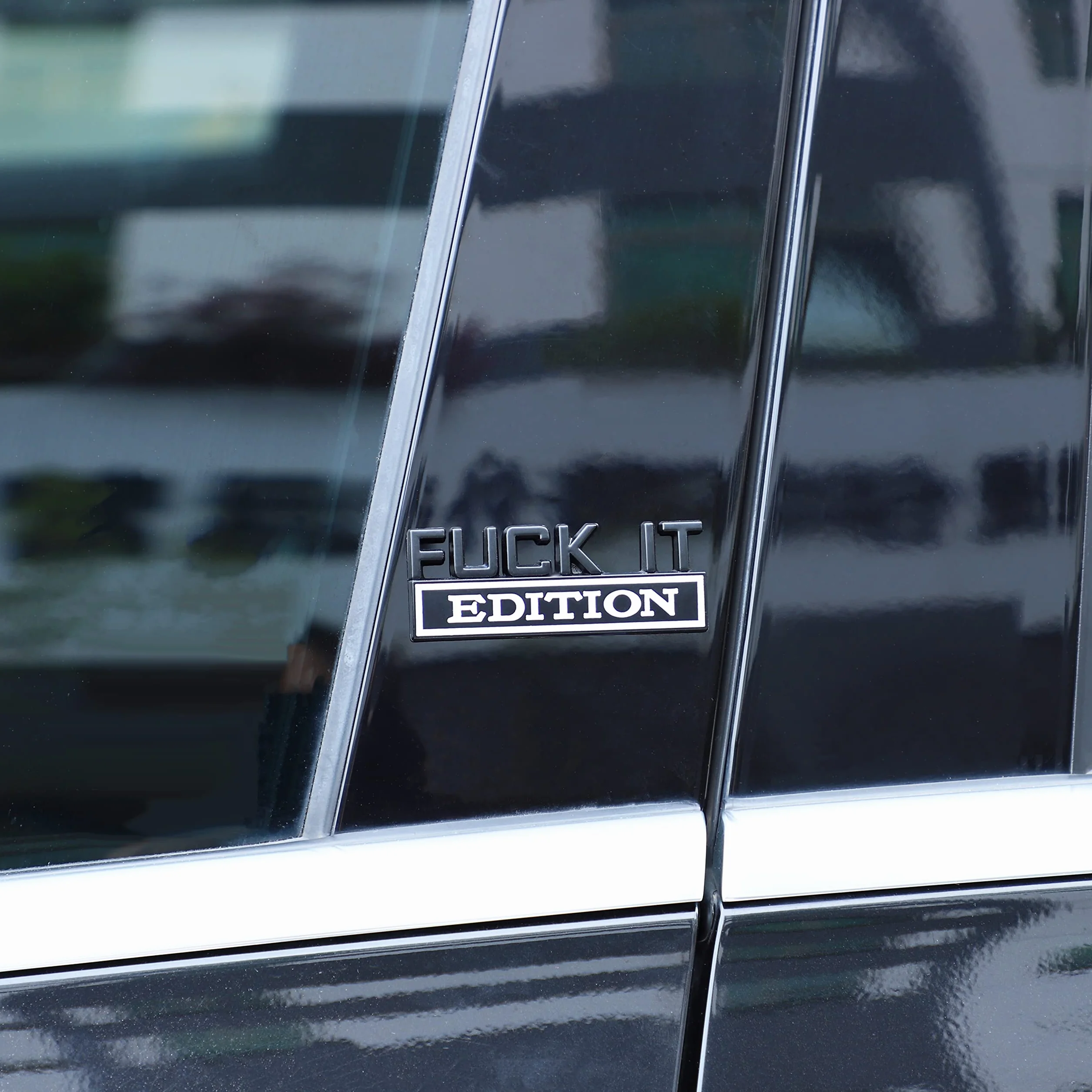 2 szt. Fuck It Edition emblemat kij odznaka błotnik znaczek naklejka na samochody ciężarowe motocykle bagaż SUV (CZARNY BIAŁY)